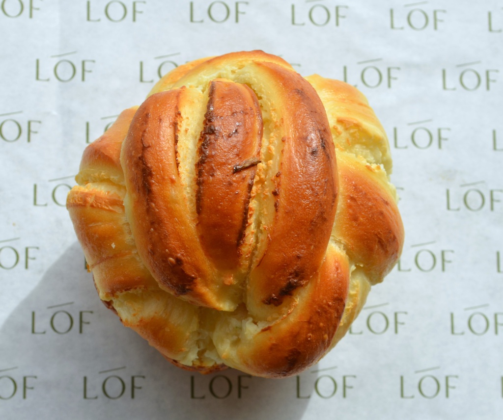 Cheese pesto babka